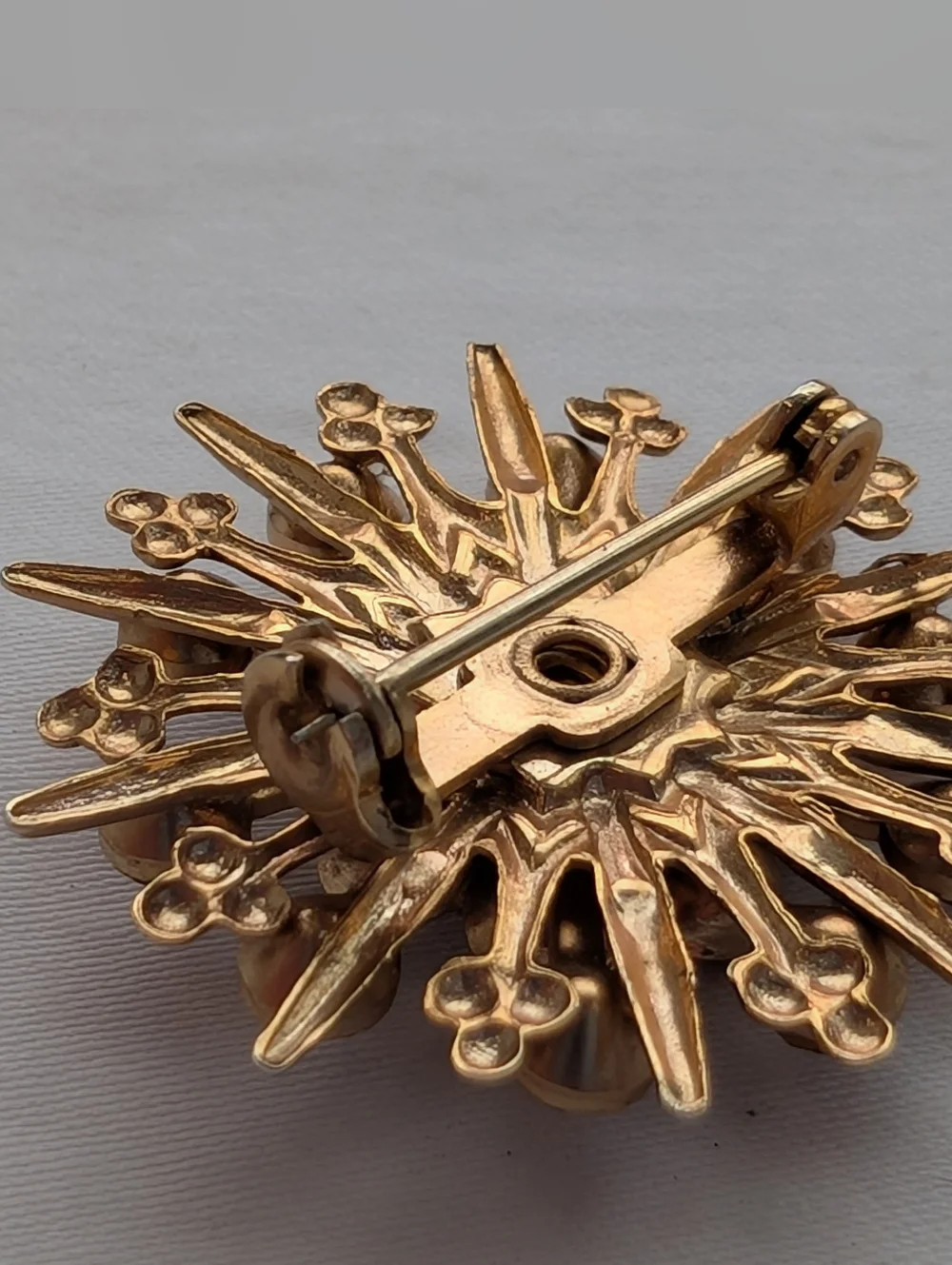 Vtg Ruby Red Clear Rhinestone Gold Sunburst Brooch Pin Starburst Flower Retro